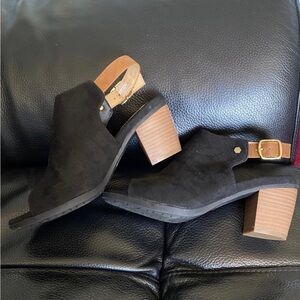 Woman’s Croft and barrow open toe shoes size 6.5 black.